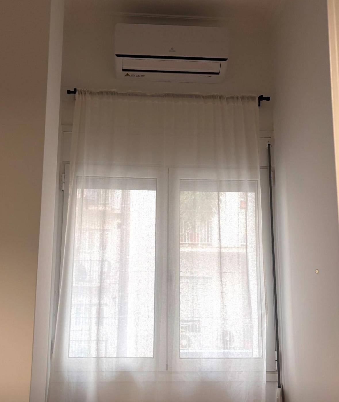 Cozy In The Heart Of דירה